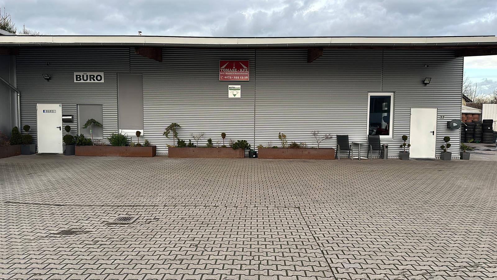 showroom-image-top