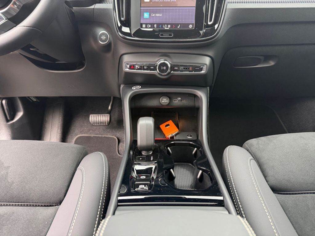 VOLVO XC40 B3 B DKG Ultra Black Edition RFK NAVi Winte VOLVO XC40 B3 B DKG Ultra Black Edition RFK NAVi Winte