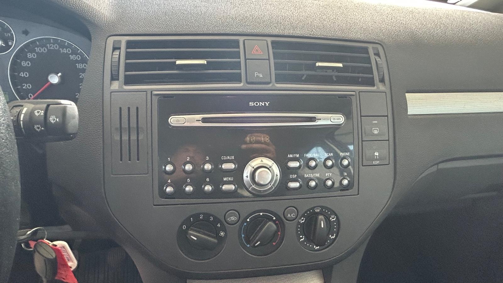 Ford Focus 2005 — photo 11