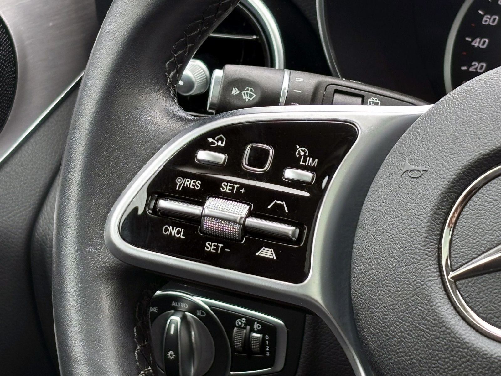 Fahrzeugabbildung Mercedes-Benz C220d T-Modell Avantgarde ACC 360° AHK PANO NAV