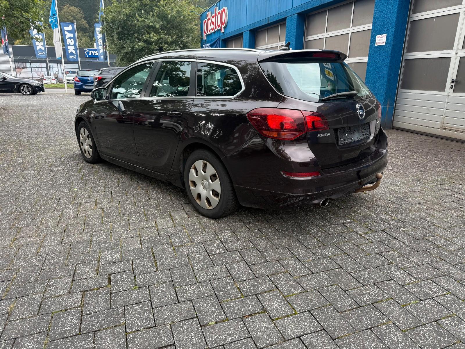 Opel Astra 2012 — photo 7