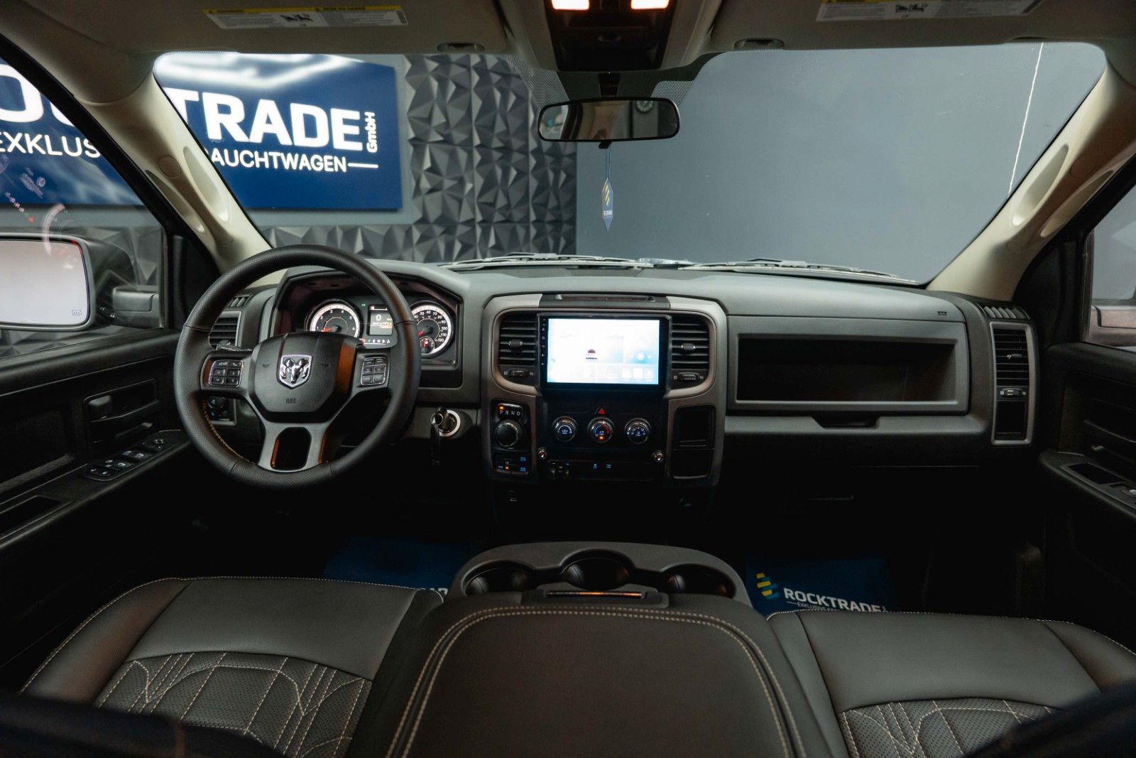 Fahrzeugabbildung Dodge RAM 5.7 V8 HEMI 4x4 OFFROAD Night-Paket *LED*19%