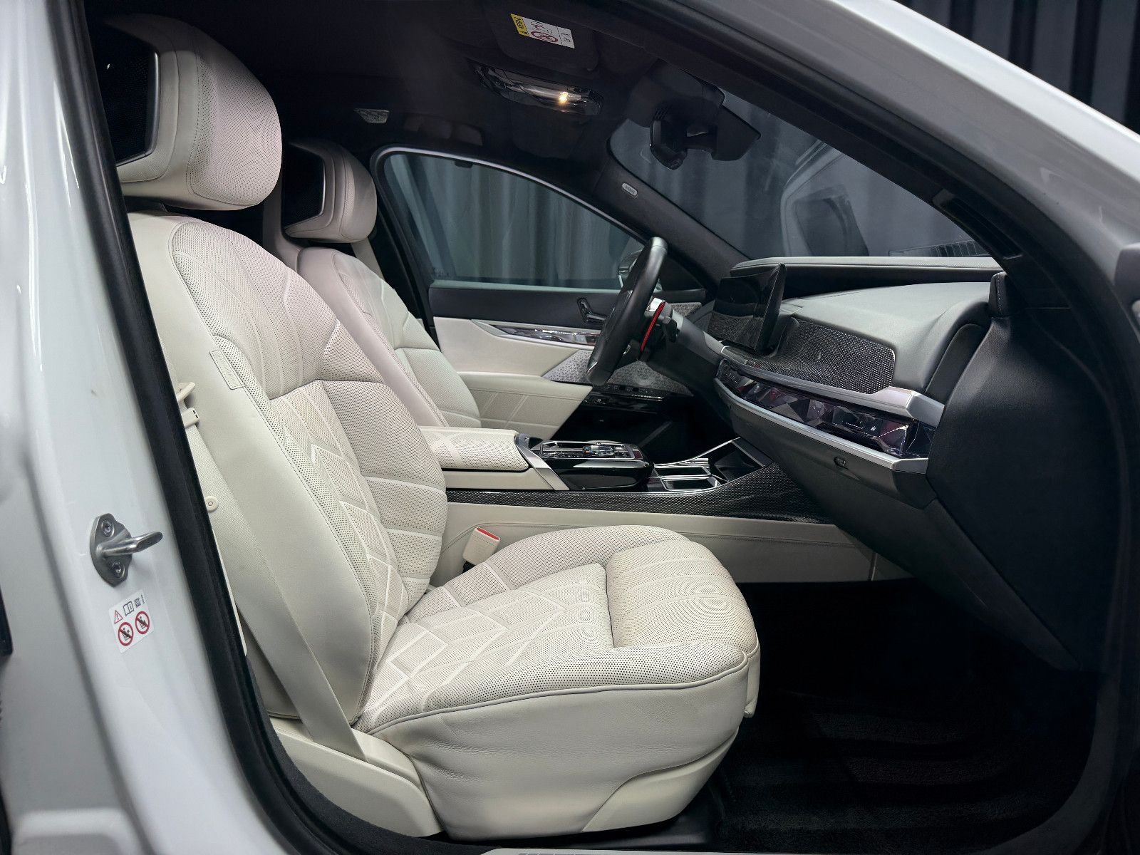 Fahrzeugabbildung BMW M760 e xDrive M-SPORT|TV|B&W|SKY-LOUNGE|MEGAVOLL