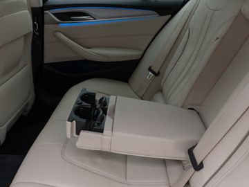 Fahrzeugabbildung BMW 530e Tour HUD Laser Sportsitz Komfortzugang