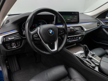 Fahrzeugabbildung BMW 520d xD Luxury Line Kamera HUD DAB HiFi DisplKey