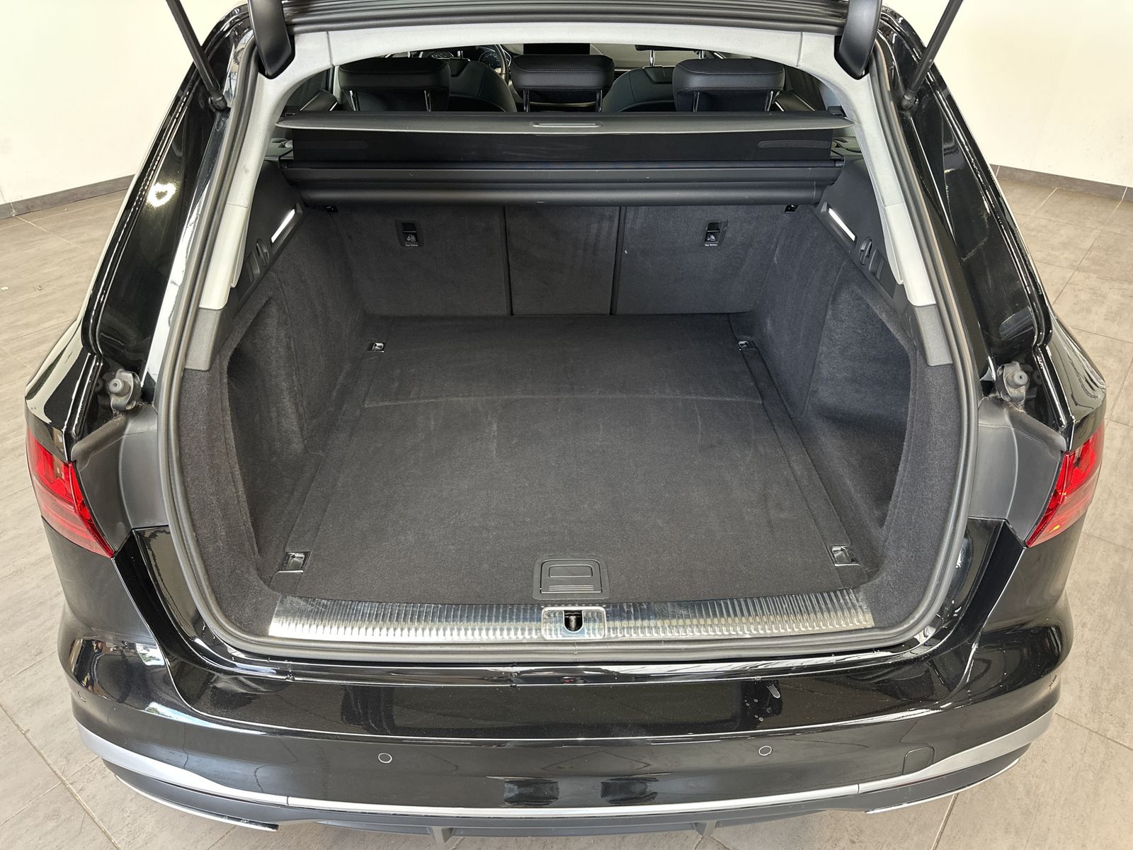 Fahrzeugabbildung Audi A4 Avant 35 TDI S-Line Aut. NAV+LED+KAM+PANO+1HD