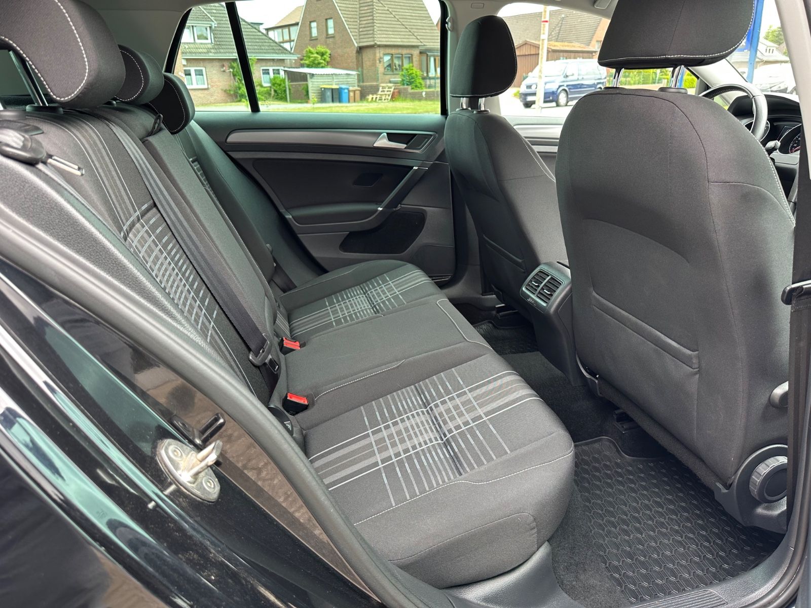 Fahrzeugabbildung Volkswagen Golf VII 1.2 TSI Lounge Navi/SHZG/BT/GRA/GJR