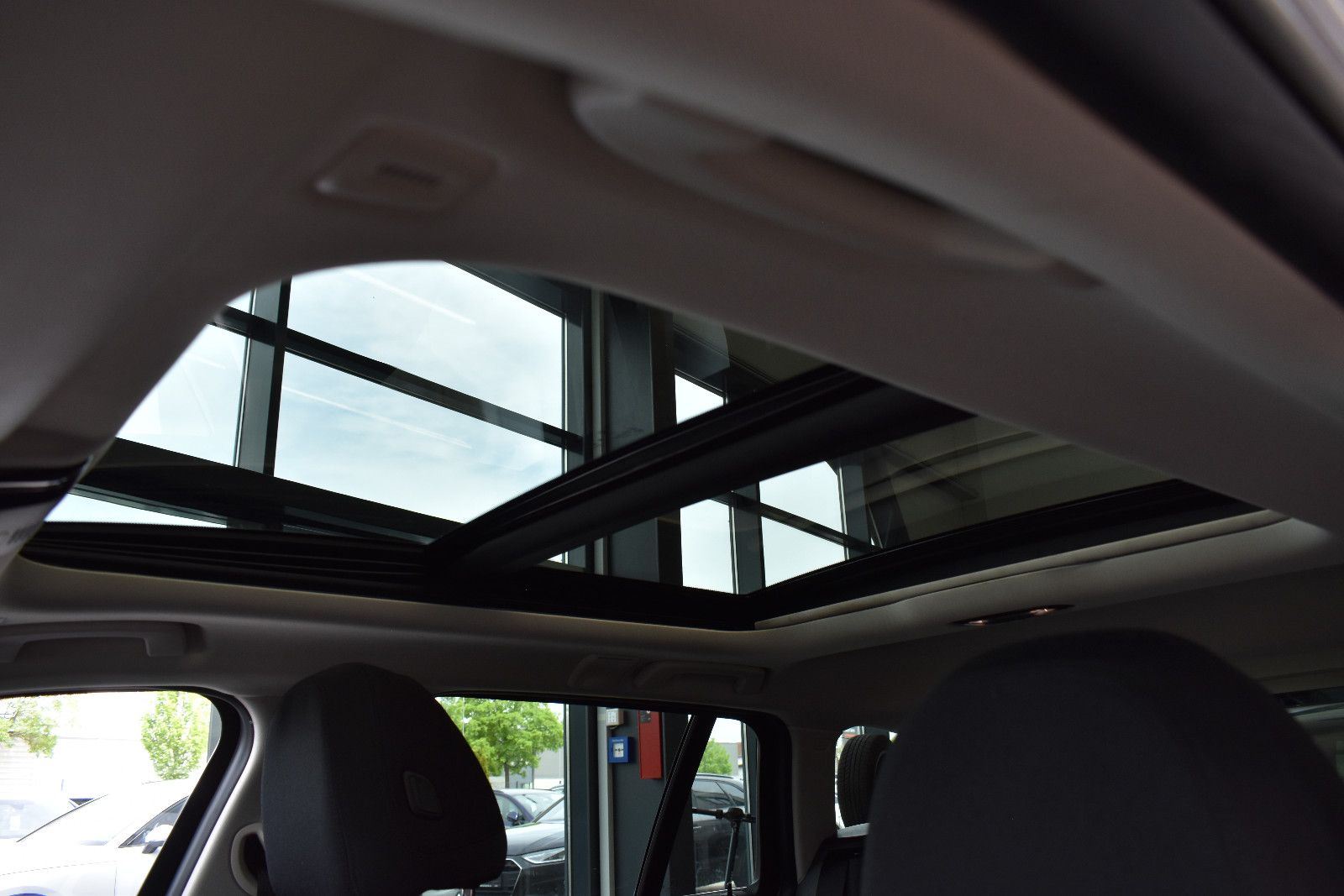 BMW 320d Touring Aut. Advantage Laser~Pano~LiveC~HUD foto 18