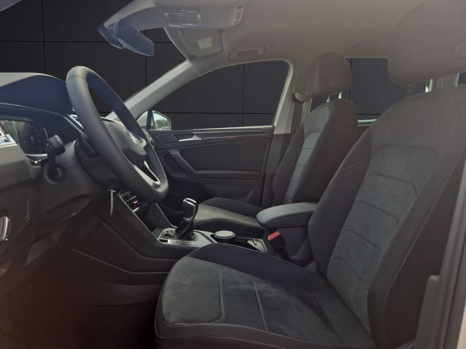 Fahrzeugabbildung Volkswagen Tiguan Elegance TSI DSG IQ.Light 19" ACC AHK SHZ