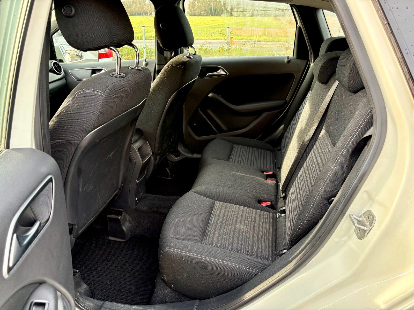 Fahrzeugabbildung Mercedes-Benz B 180 BE Klima PDC 1.HAND SPORTLENKRAD Sitzhzg