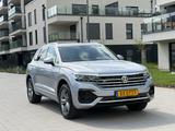 Volkswagen Touareg 3.0 V6 TDI 170kW 4MOT Tiptr. R-Line ... - Volkswagen Touareg mit Diesel-Antrieb: Silber, mit Apple Carplay