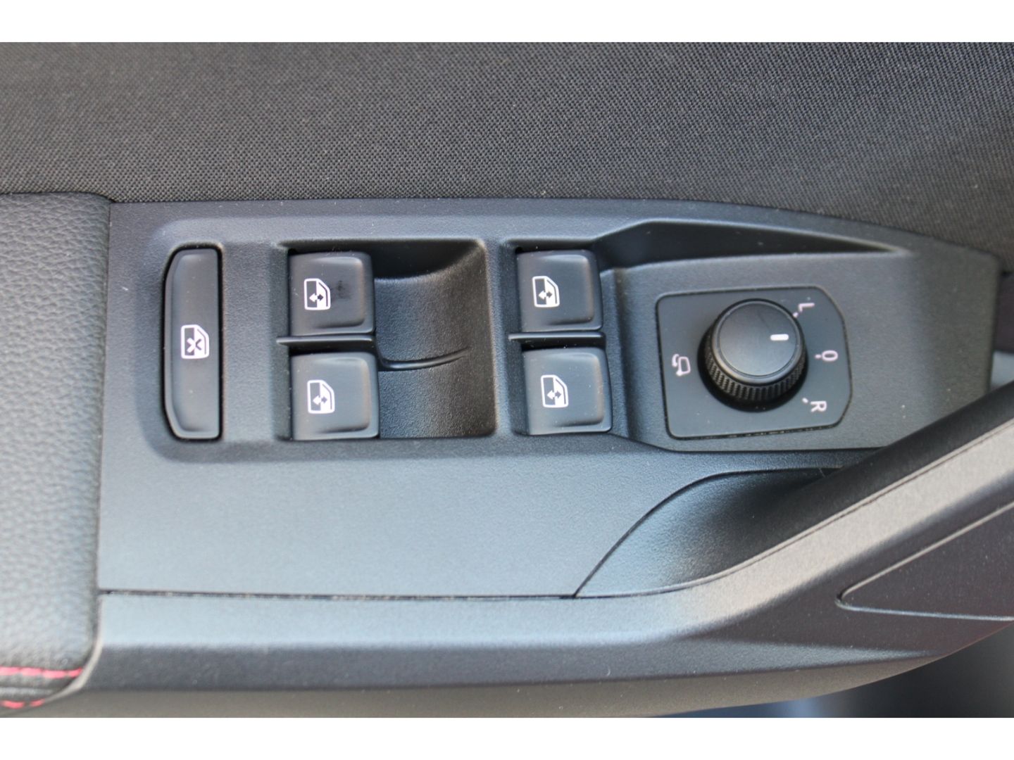 Fahrzeugabbildung SEAT Arona 1.0 TSI FR LED Navi TWA PDC DAB SHZ Tempom