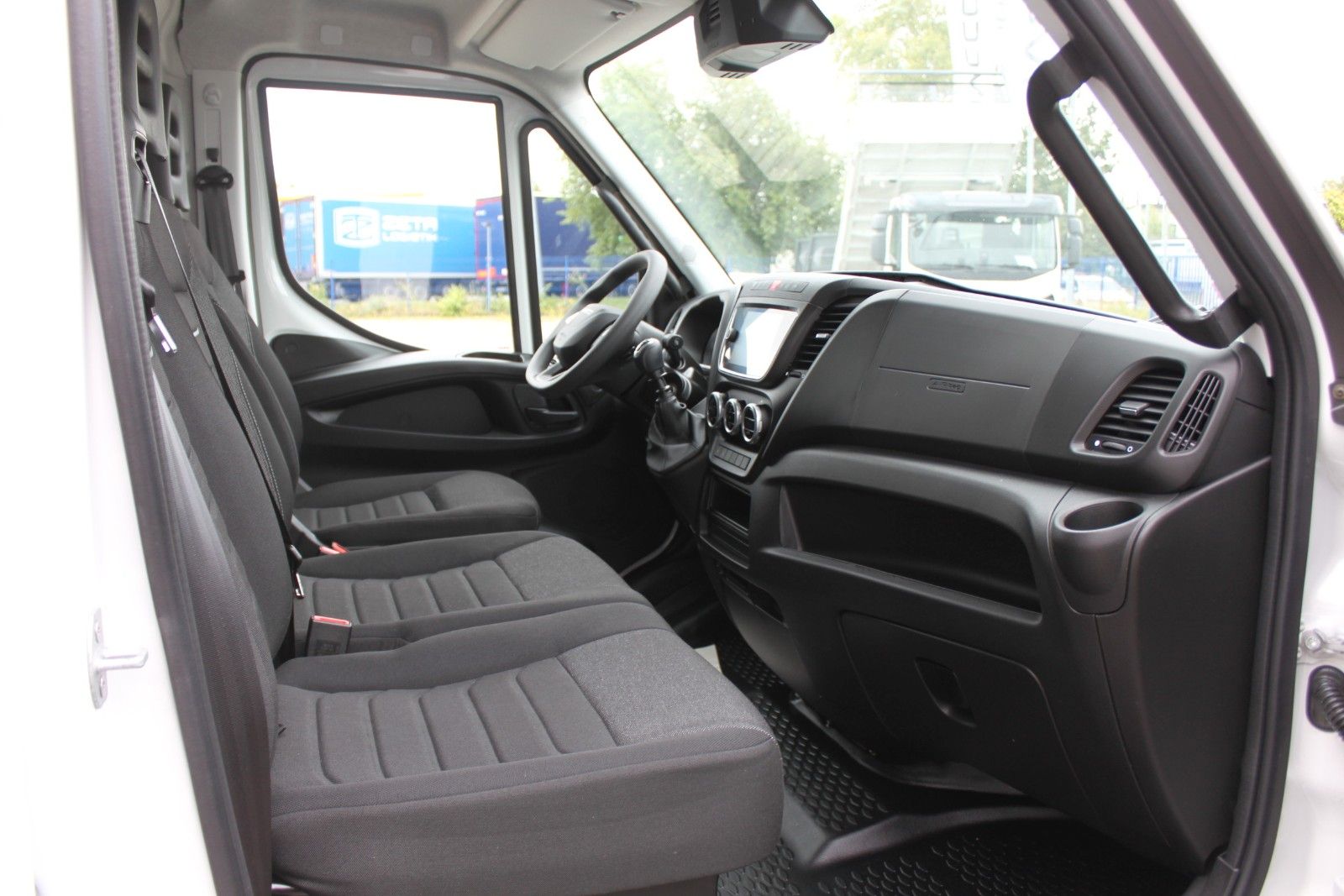 Fahrzeugabbildung Iveco Daily Kasten 3,0 Diesel/Verkleid+Holzboden