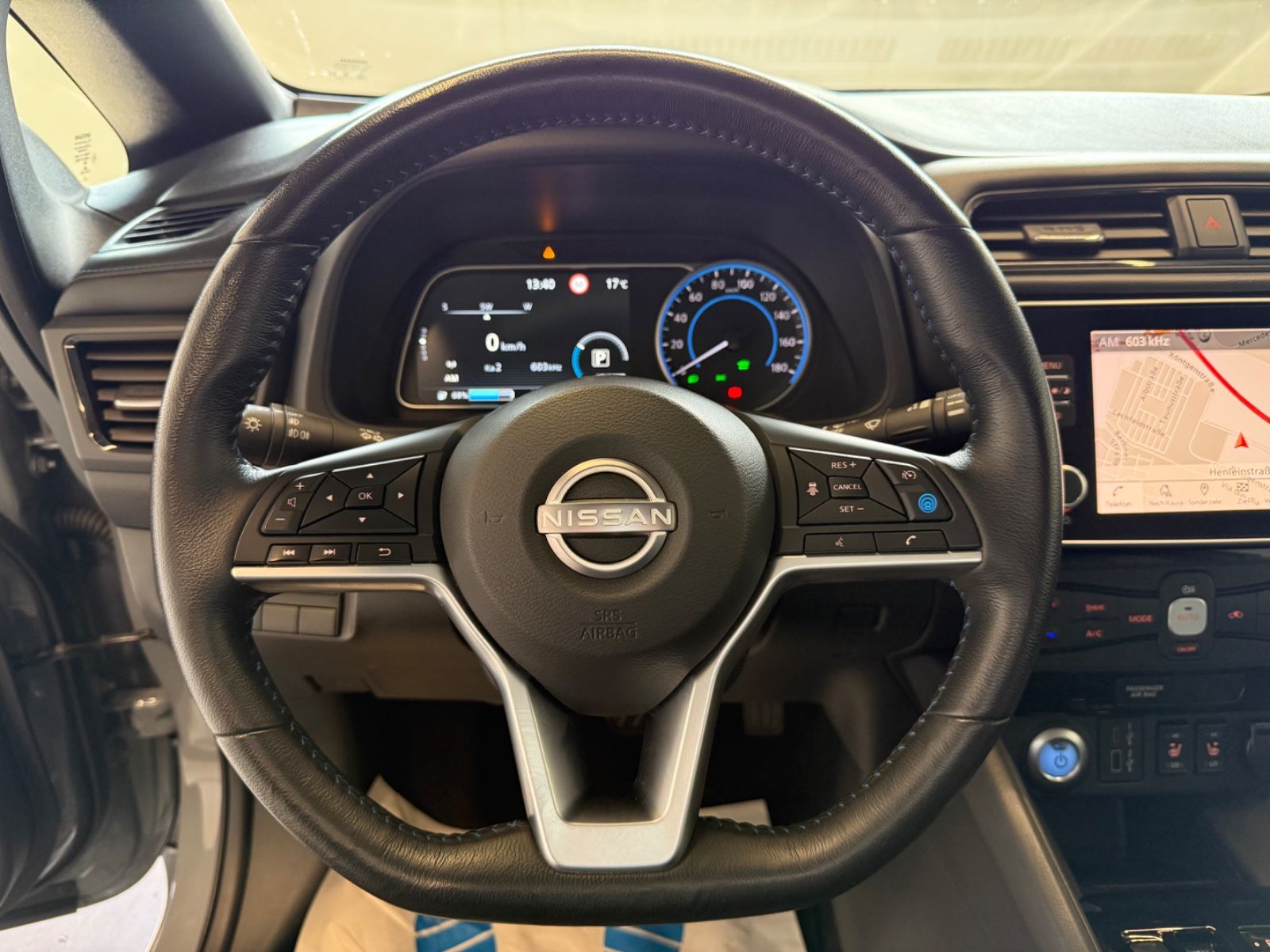Fahrzeugabbildung Nissan Leaf Tekna Winter-Paket 2-Farb-Lackierung BOSE