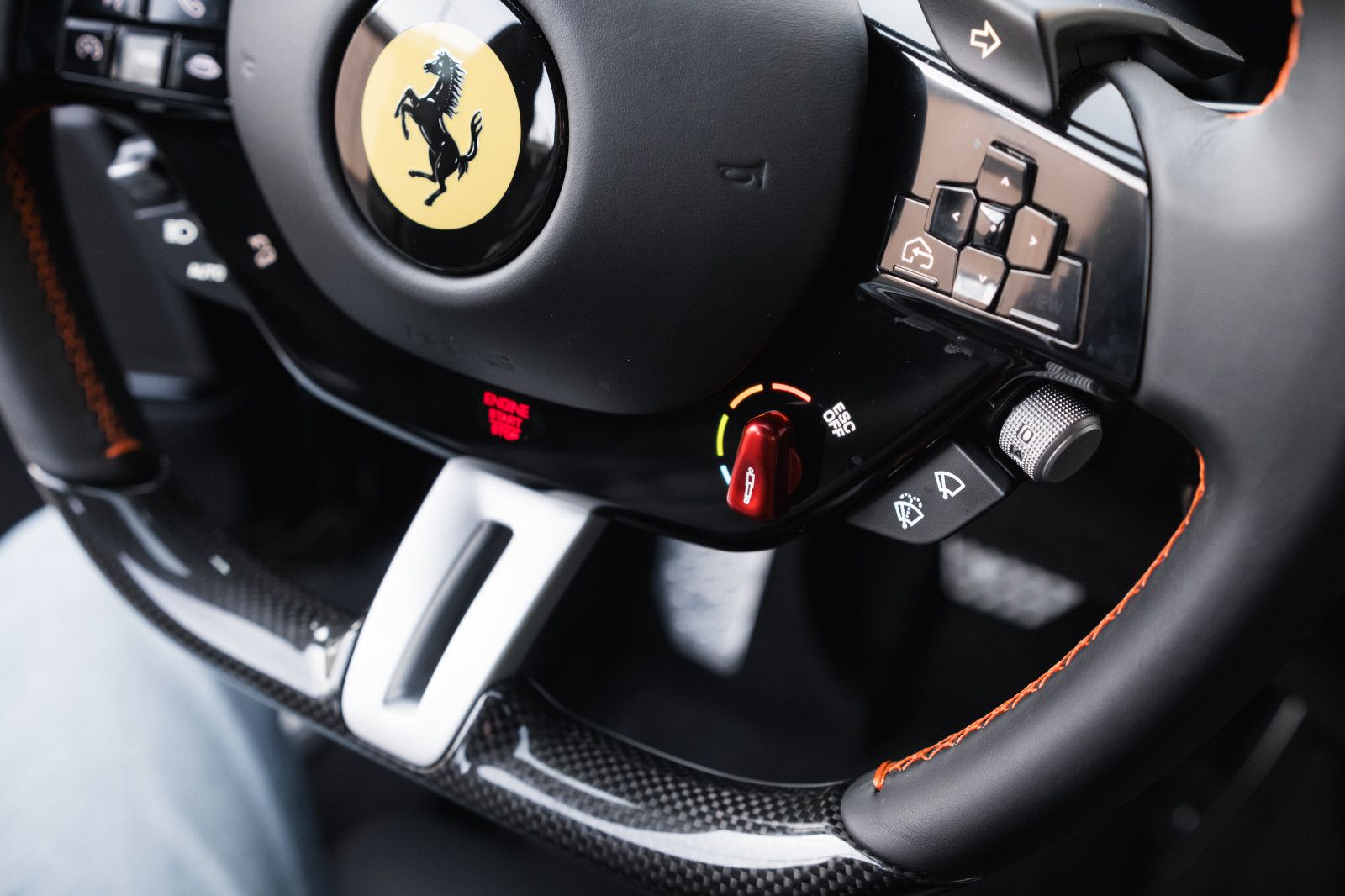 Fahrzeugabbildung Ferrari Purosangue-Pano-Lift-Burm.-360Kam.-Karbonlenkrad