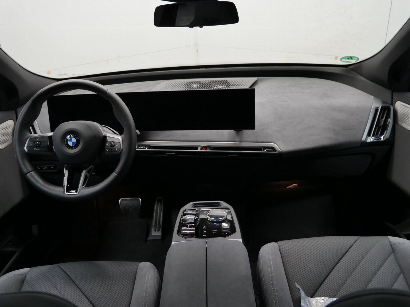 Fahrzeugeinzelansicht 14 Fahrzeugabbildung BMW iX xDrive60 |M Sportpaket| B&W| Panorama-Glasdac
