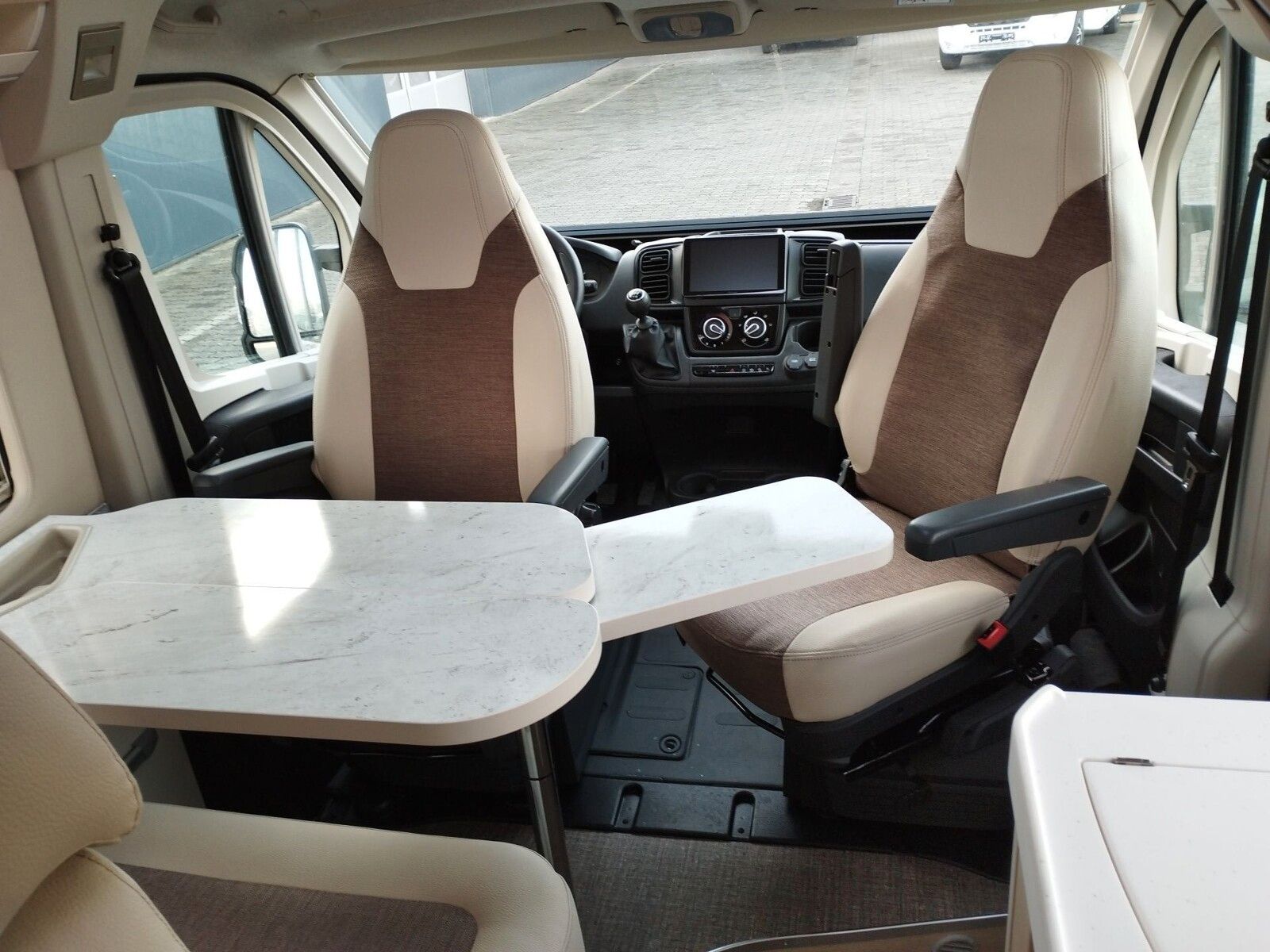 Fahrzeugabbildung Eura Mobil Van V 595 HB Alufelgen, RFK, Captain-Chair-Sitze