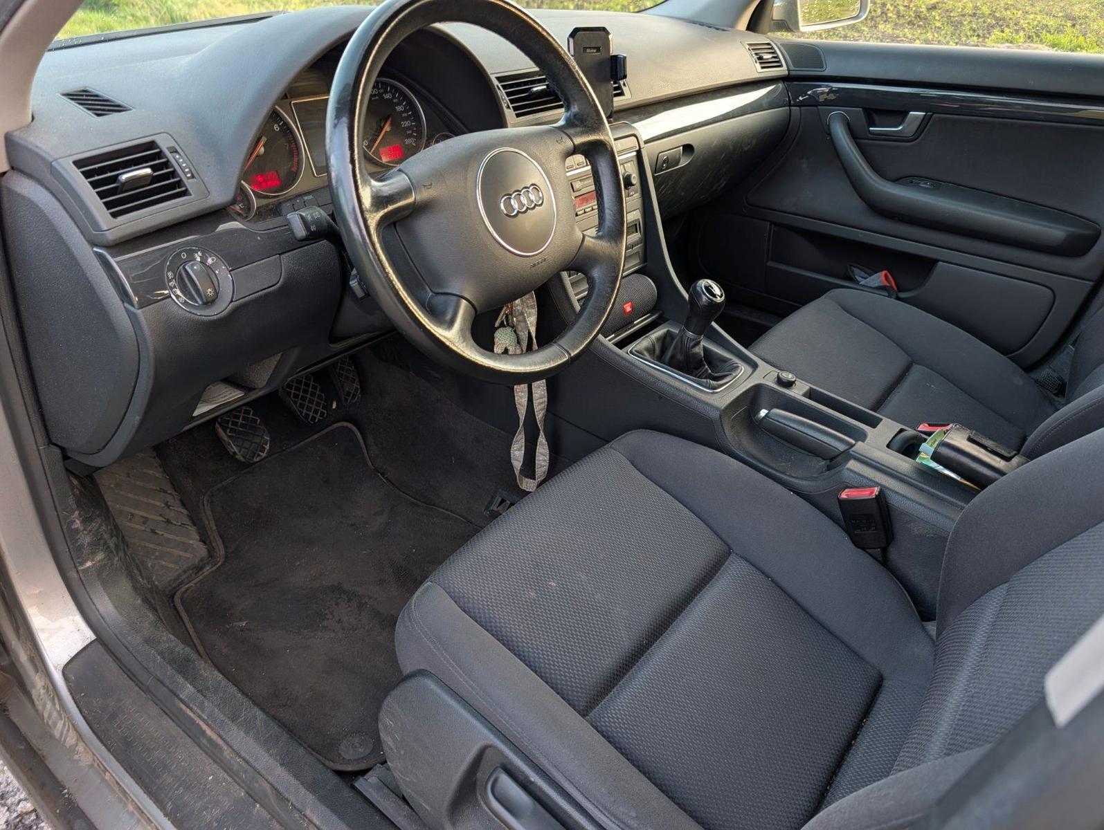 Audi A4 2004 — photo 7