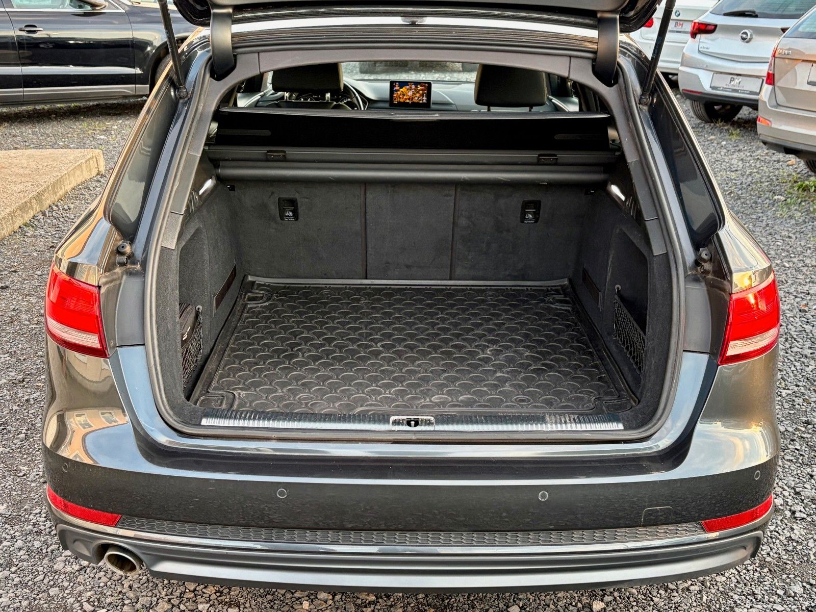 Fahrzeugabbildung Audi A4 Avant 2.0 TDI sport Navi Leder Xenon S-LINE