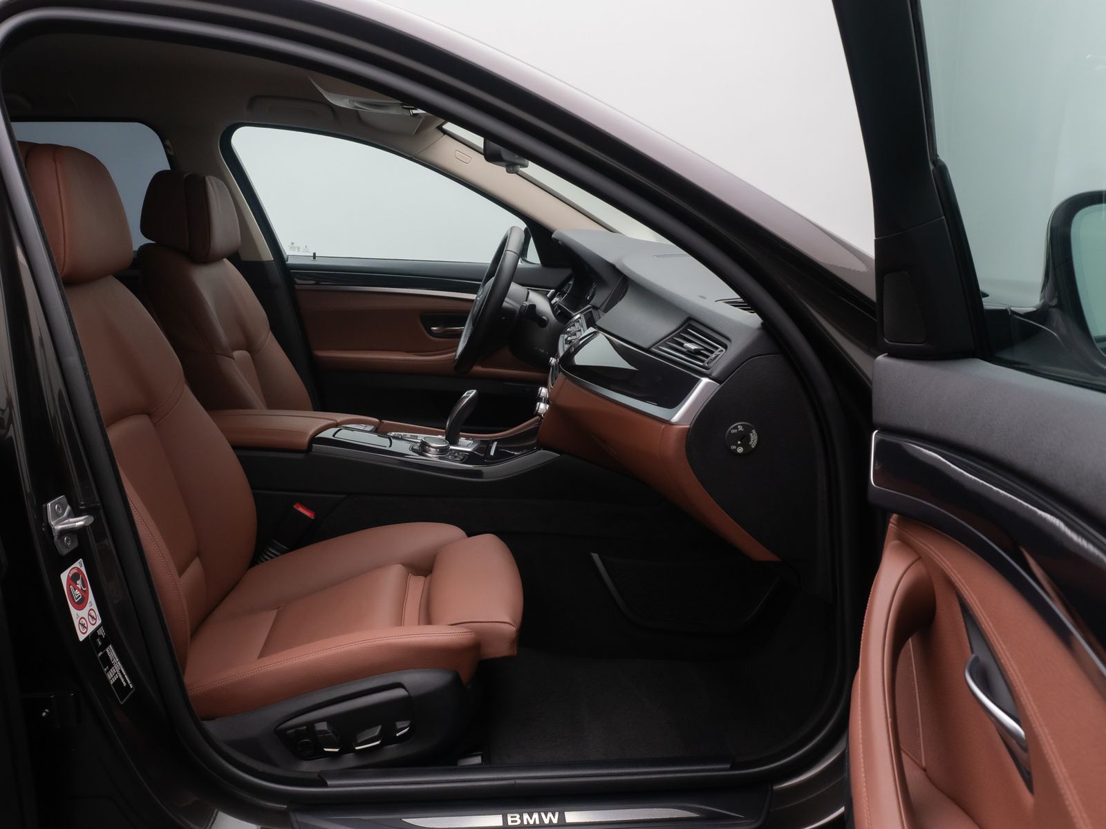 Fahrzeugabbildung BMW 520d HUD Alarm Komfortsitze SoftClose AHK Sport