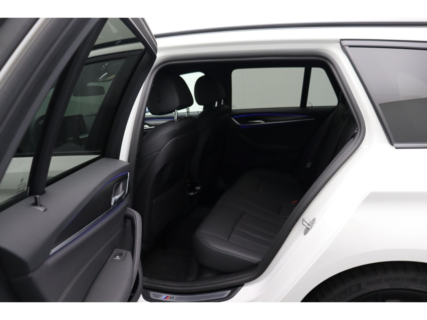 Fahrzeugabbildung BMW 540 d xDrive M Sport Touring Park-Assistent AHK