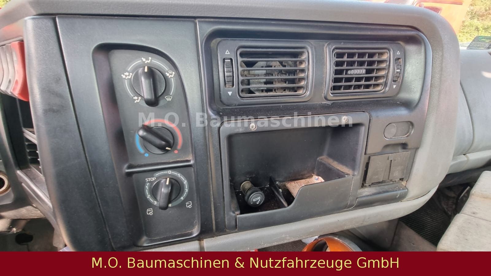 Fahrzeugabbildung Renault Kerax 370.26 / 6x4 /3.SeitenKipper /Fassi F130A