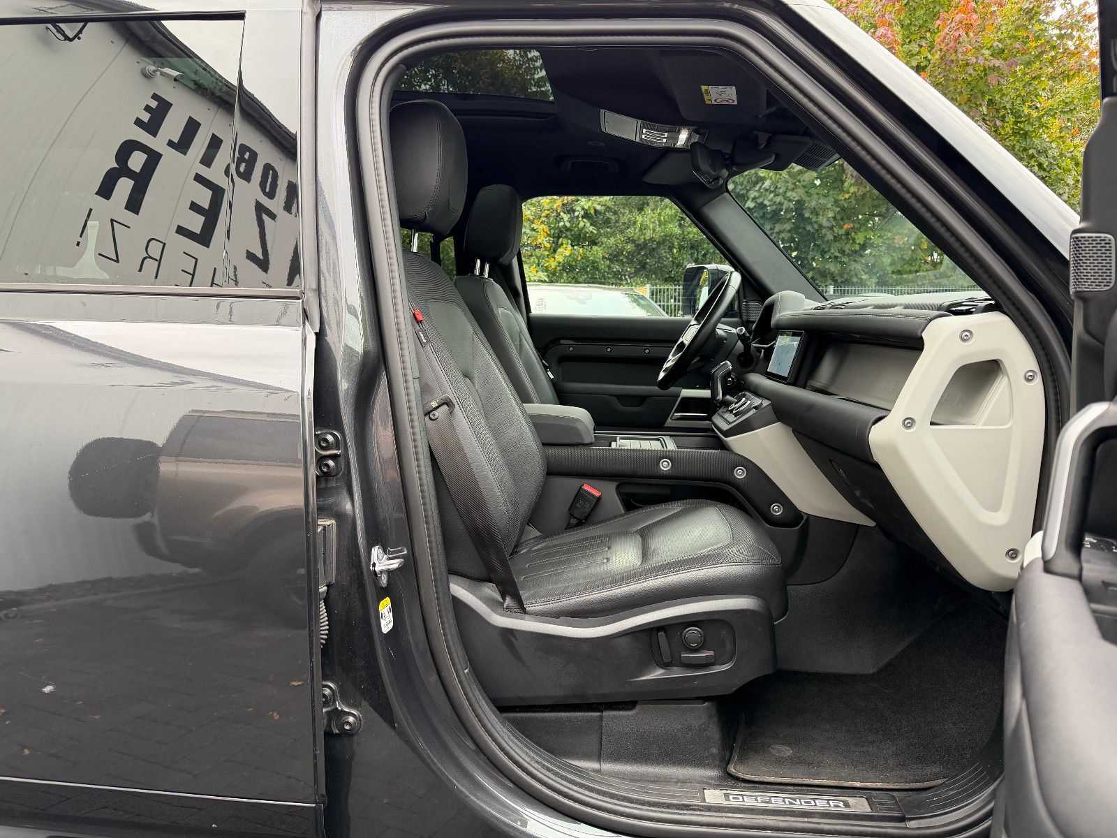 Fahrzeugabbildung Land Rover Defender 110 X-Dynamic SE/PANO/360''KAM/MEREDIAN