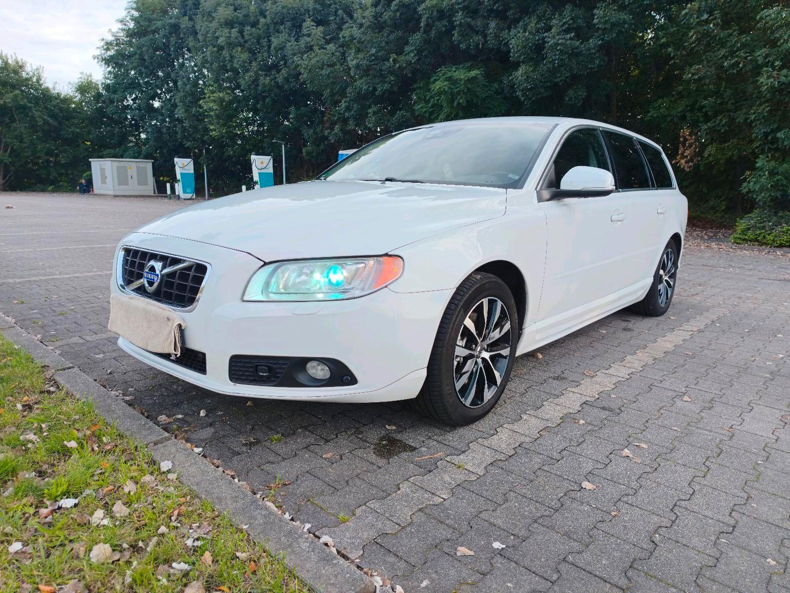 Volvo V70 2012 — rear view