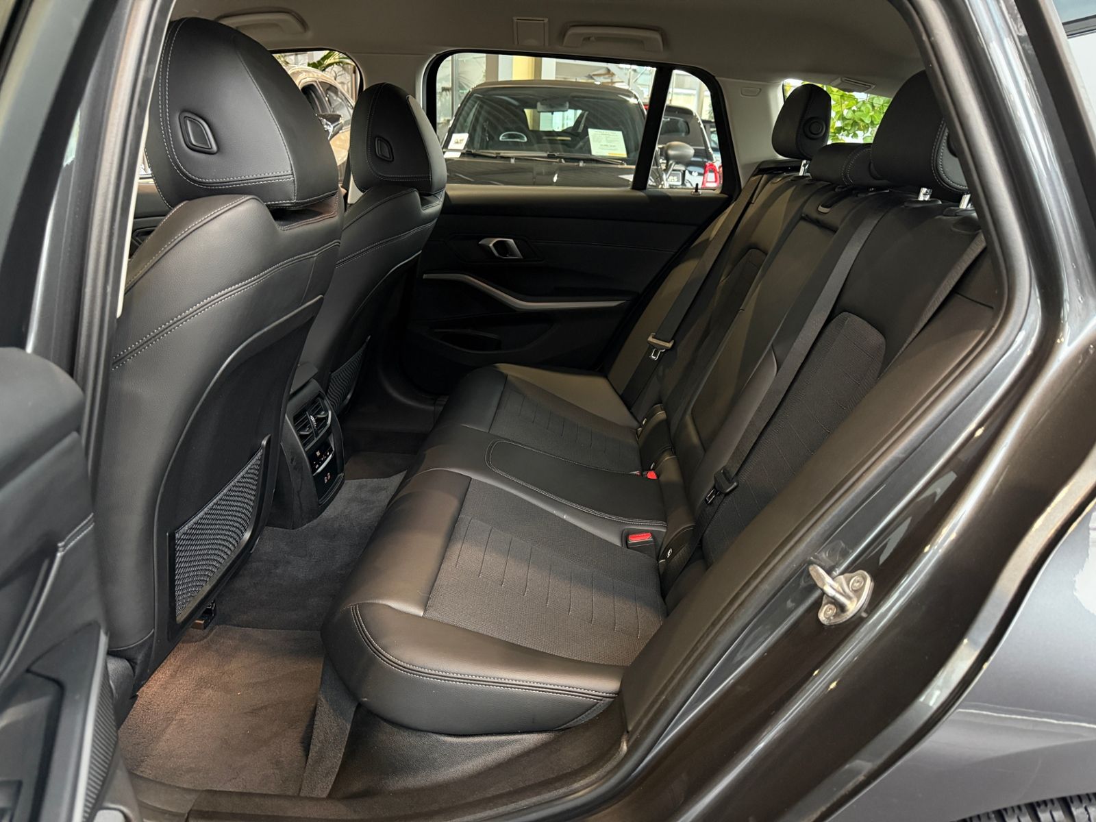 Fahrzeugabbildung BMW 320d Touring Advantage LED NAV SHZ ALU