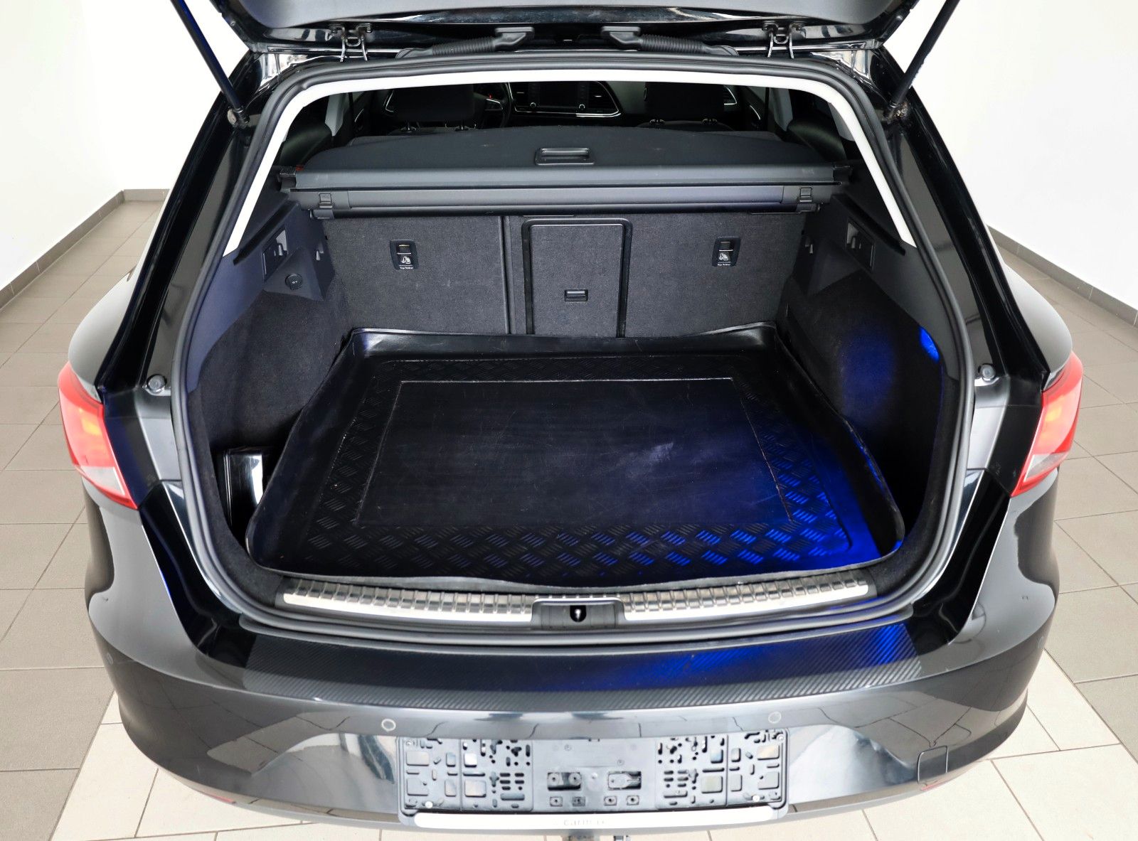 Fahrzeugabbildung SEAT Leon ST Style Navi,SH,PDC,AHK,8-fach bereift!