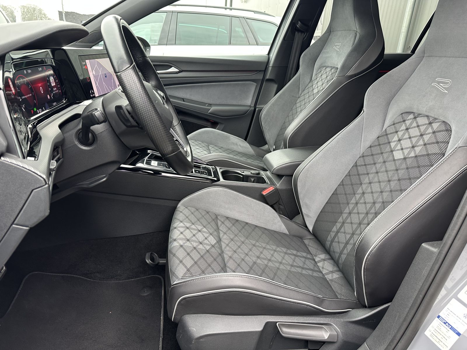 Fahrzeugabbildung Volkswagen Golf Variant R-Line 4Motion NAV+LED+AHK+ACC+17ZO