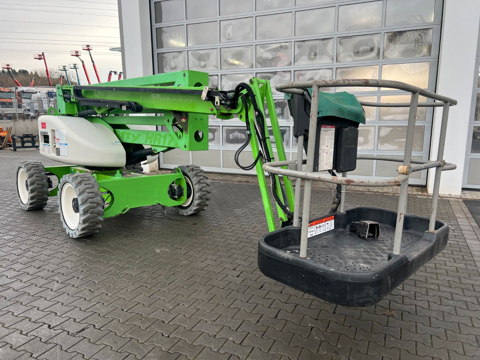 Fahrzeugabbildung Niftylift HR17D 4X4 / 1.636h / 17m Arbeithöhe