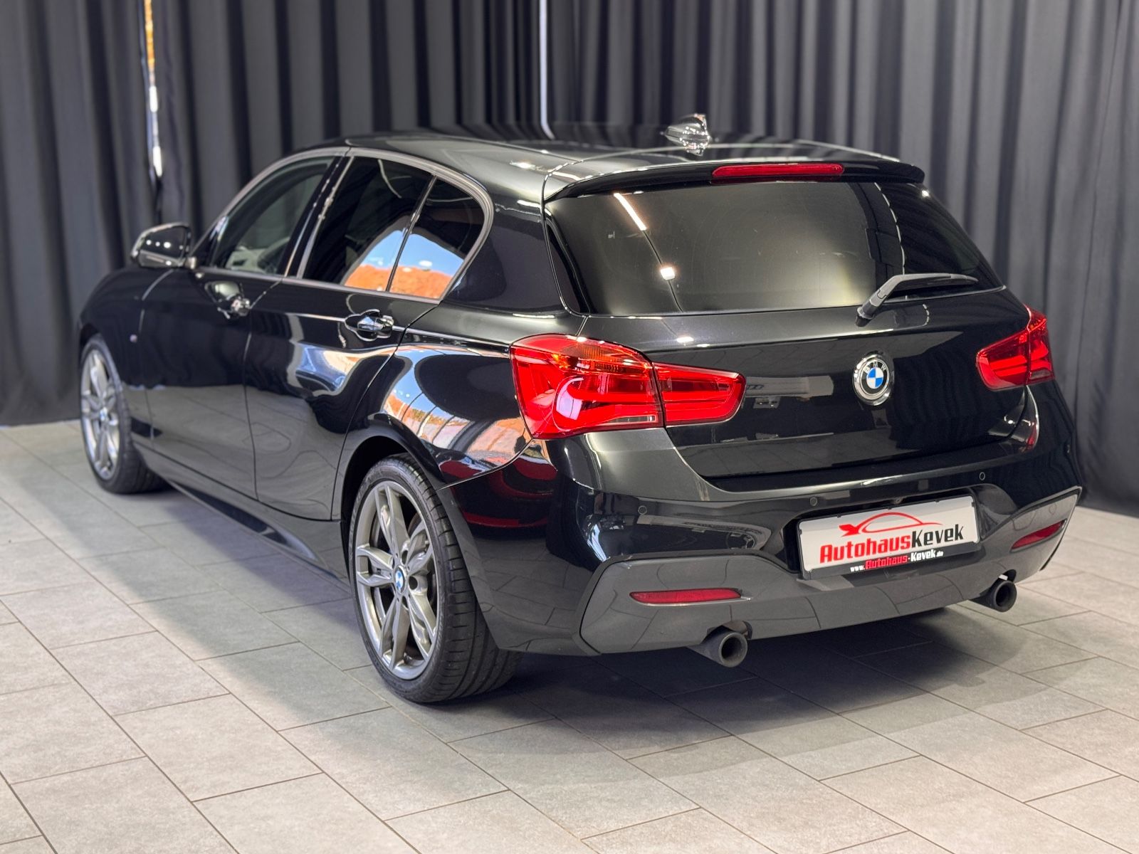 Fahrzeugabbildung BMW M135i xDrive|H&K|LED|KAMERA|VOLL|DEUTSCHES FZG