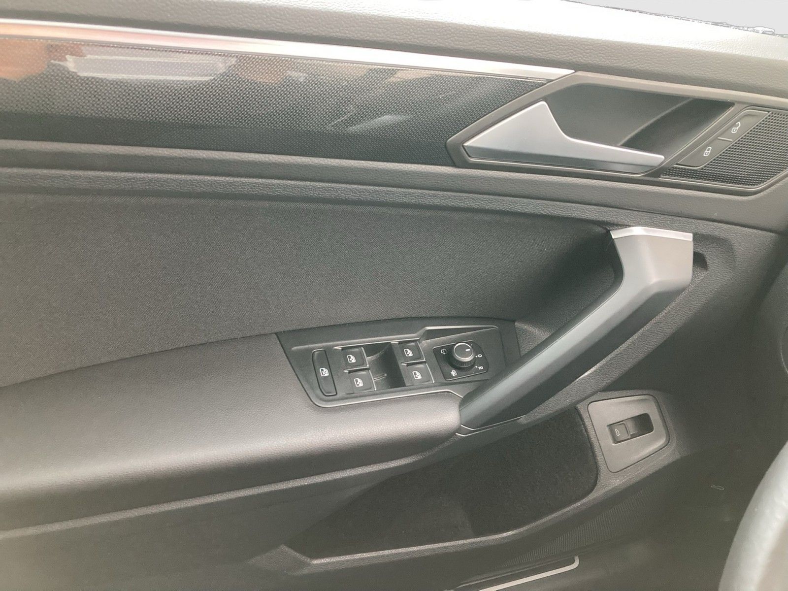 Fahrzeugabbildung Volkswagen Tiguan TSI Elegance 4M DSG Matrix Navi ACC STH A