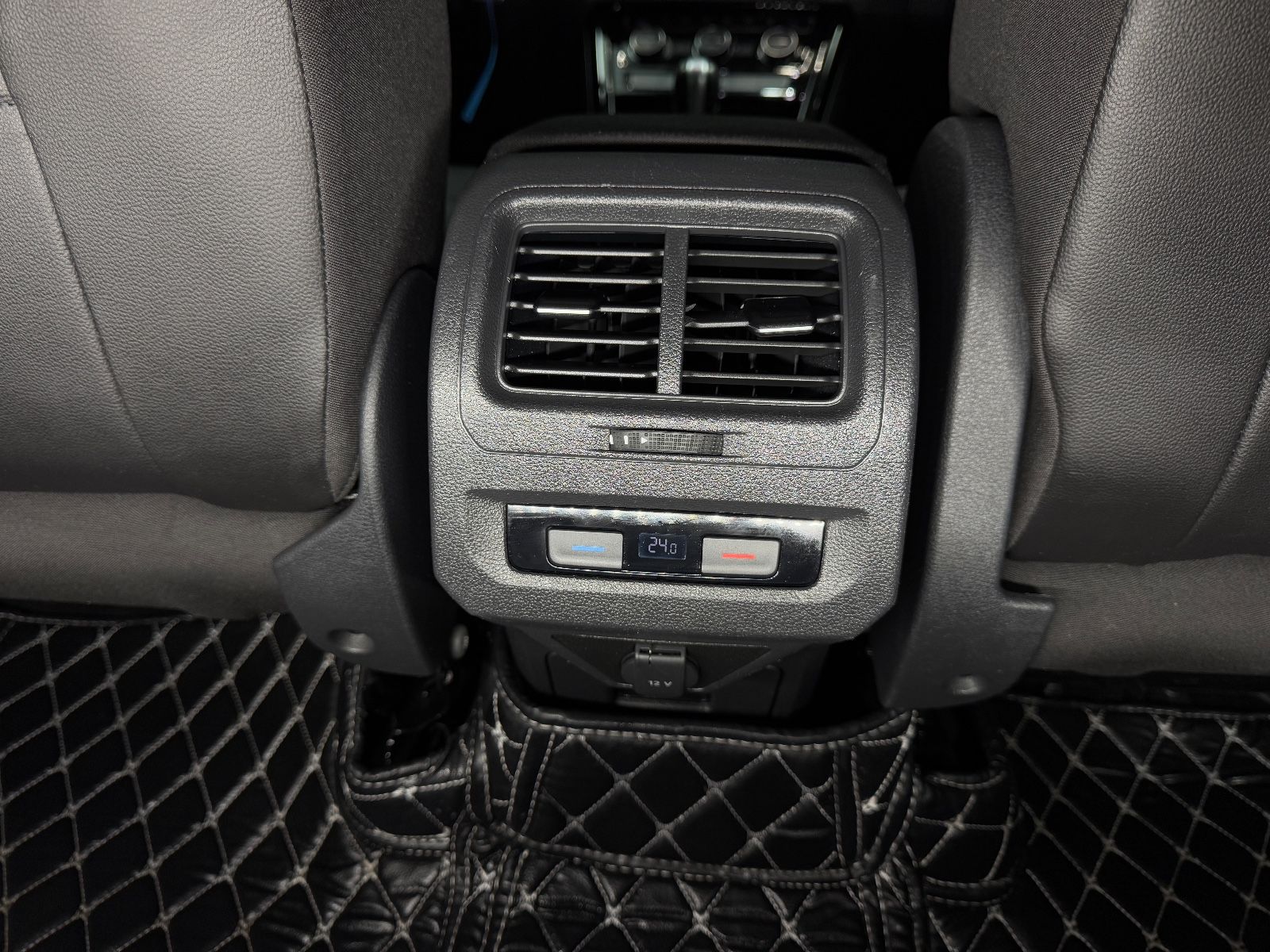 Fahrzeugabbildung Volkswagen Touran Highline|DSG|NAVI|7-SITZER|R-LINE|