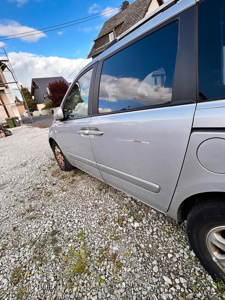 Kia Carnival 2006 — rear view