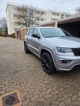 Jeep Grand Cherokee 3.0l V6 MultiJet 184kW Night ... - silberne Jeep Grand Cherokee