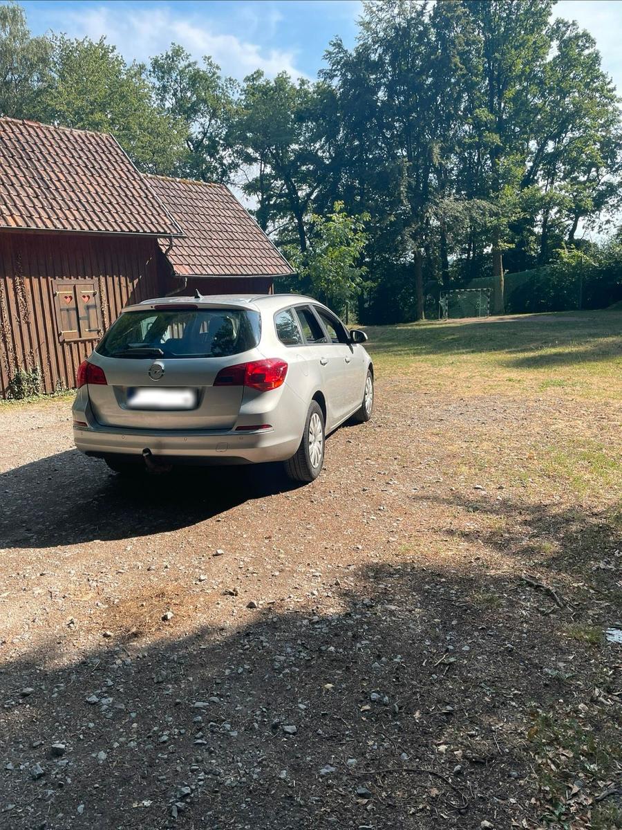 Opel Astra 2015 — rear view