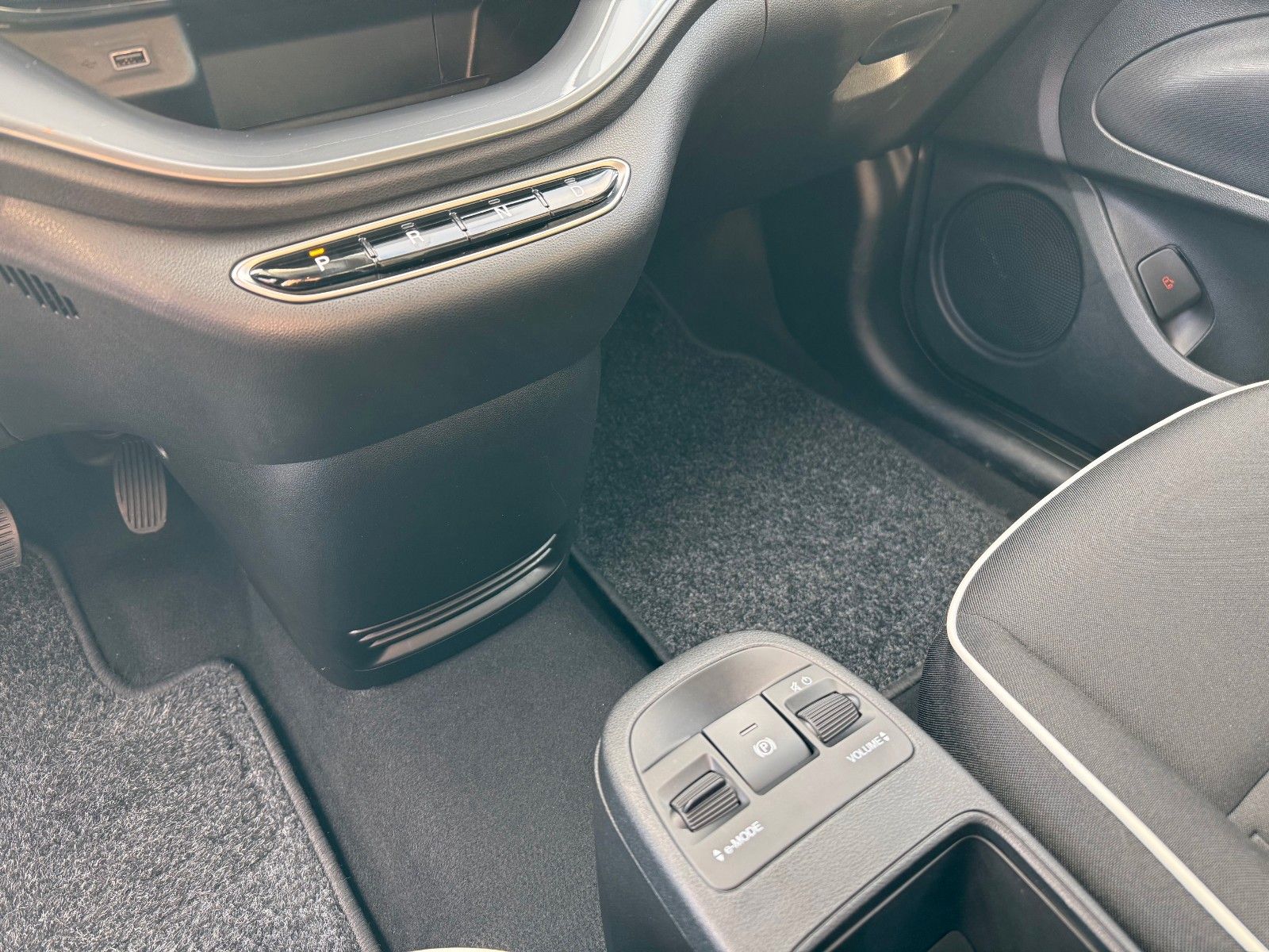 Fahrzeugabbildung Fiat 500e Apple CarPlay /Android Auto Touch Klima USB