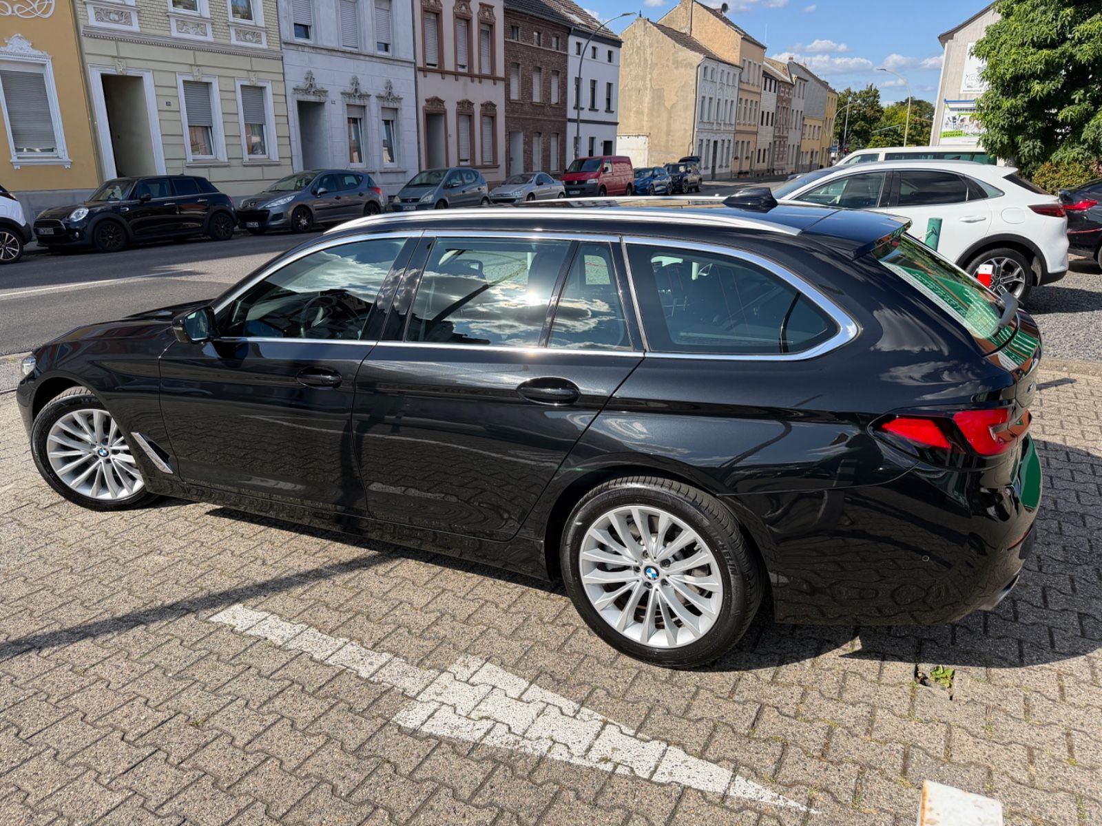 Fahrzeugabbildung BMW 520d Touring xDrive Luxury Line LASER PANO HUD