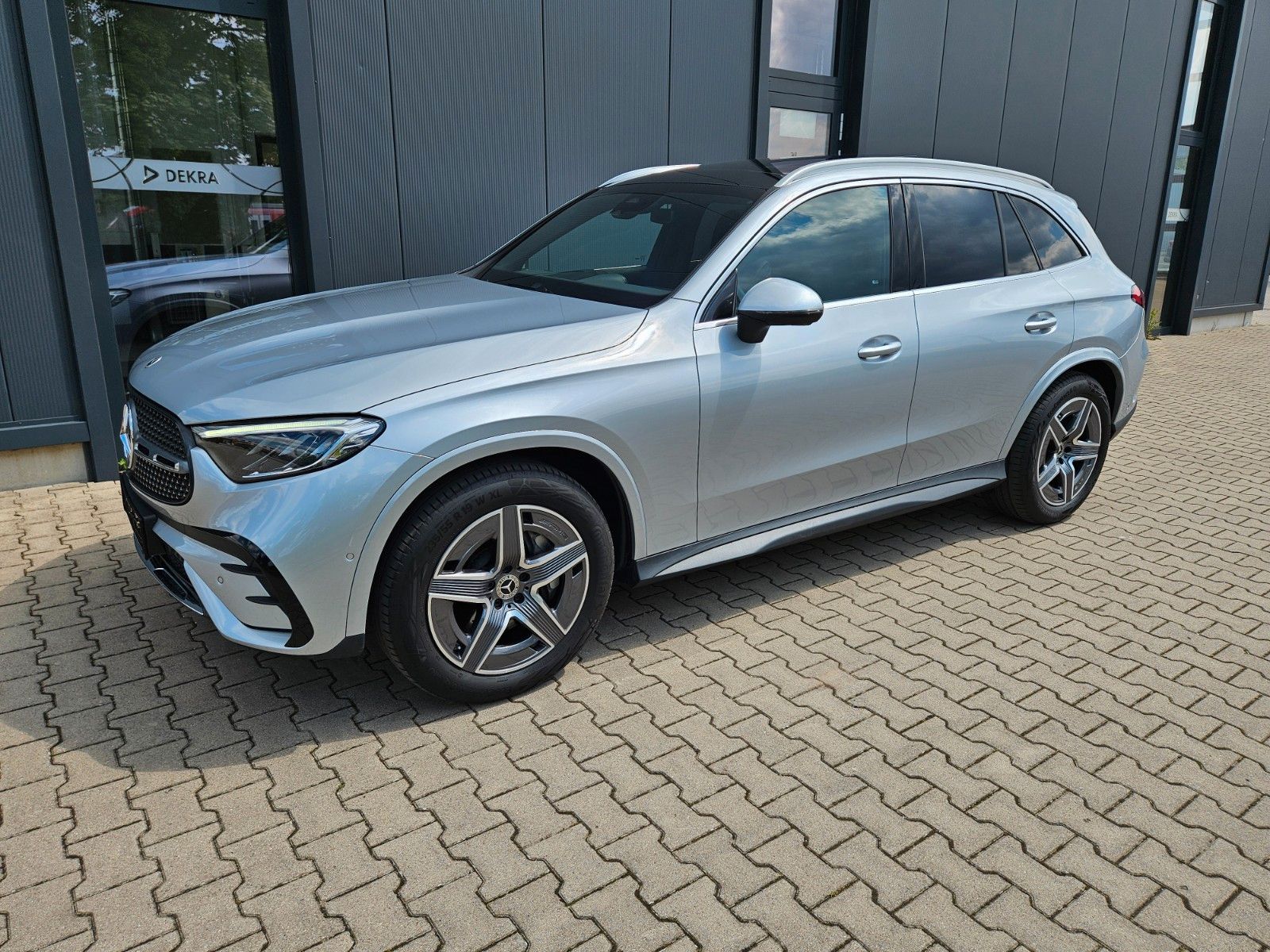 MERCEDES-BENZ GLC 200 4M AMG Pano AHK Distronic 1.Hd. uffr.