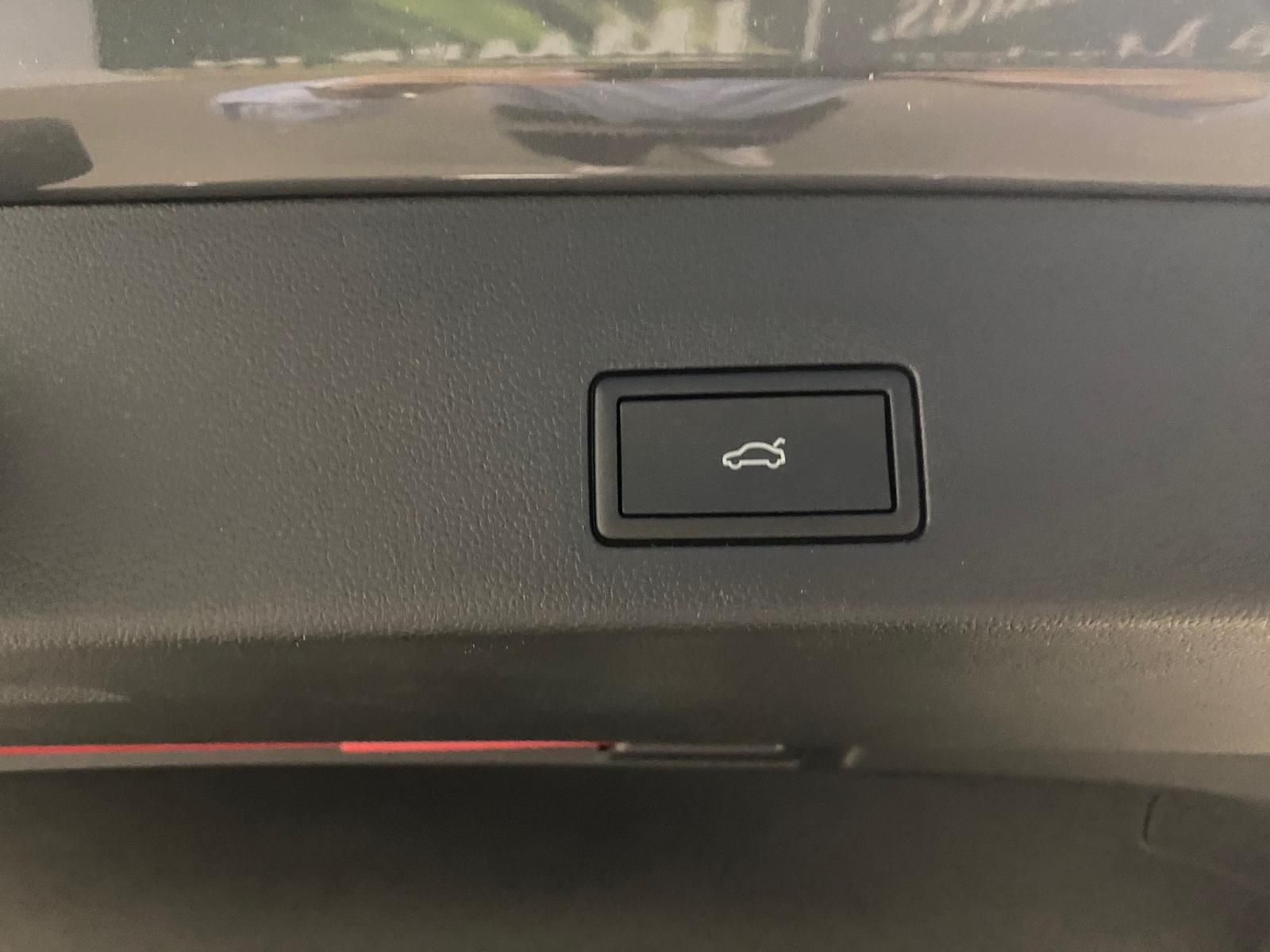Fahrzeugabbildung Volkswagen Golf Variant1.5 eTSI R-Line Black Style+IQ.LIGHT