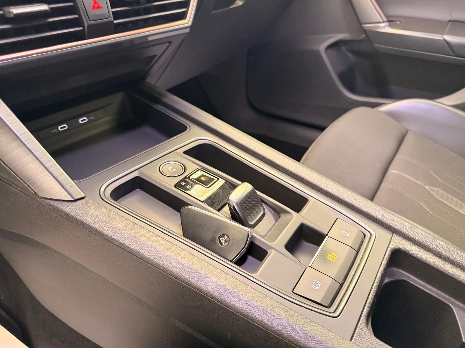 Fahrzeugabbildung CUPRA Leon Sportstourer VZ e-Hybrid/AHK/8.FACH BEREIFT