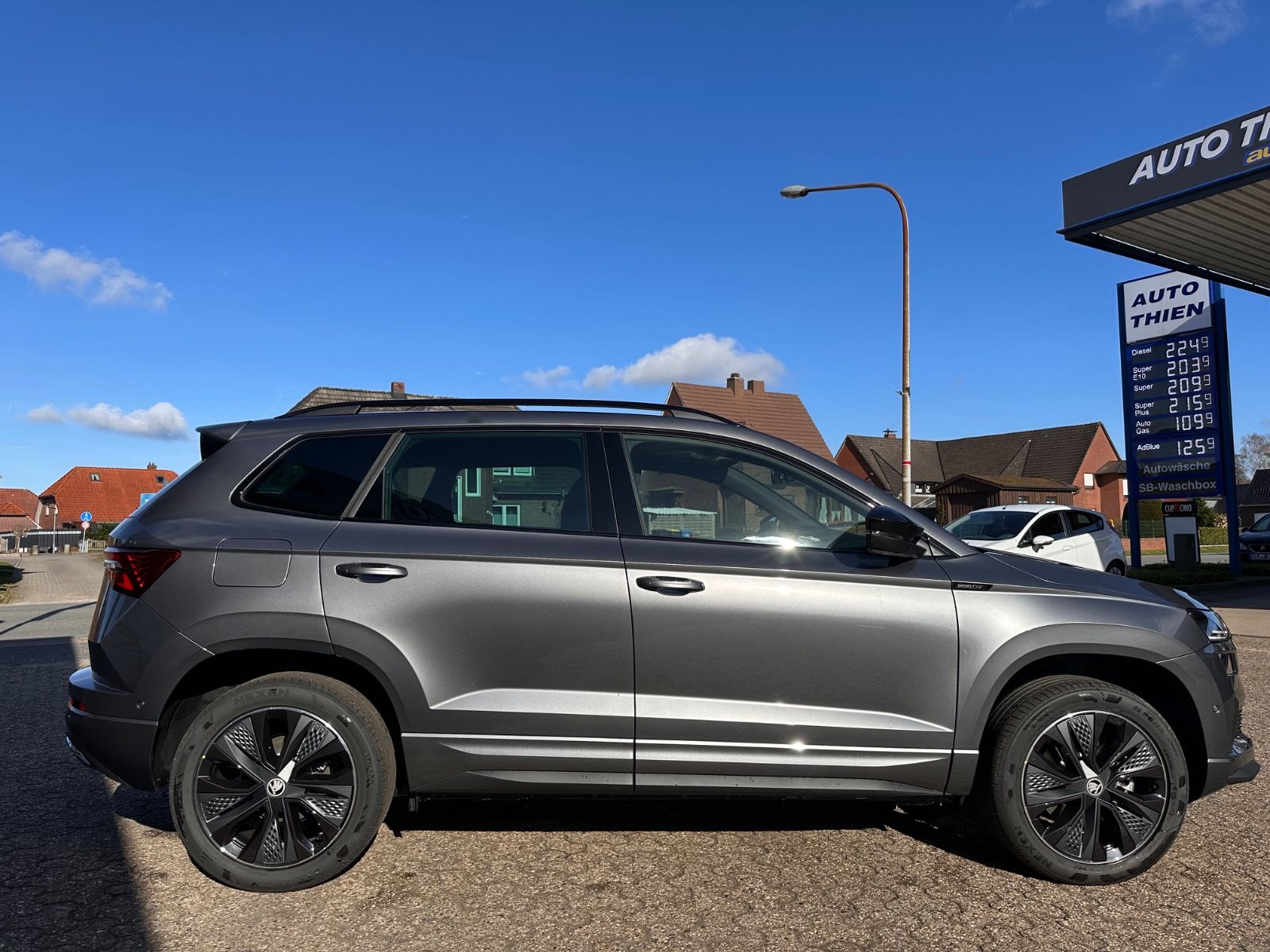 Fahrzeugabbildung SKODA Karoq Sportline 1.5 TSI DSG MATRIX/AHK/ACC/Navi