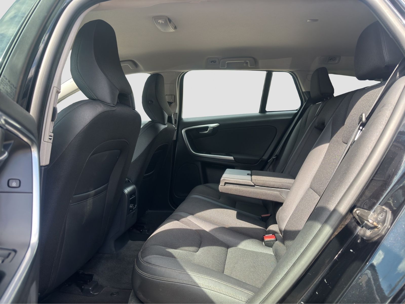 Fahrzeugabbildung Volvo V60 Kombi Momentum/Bi-Xen-./AHK/Temp./Navi/PDC