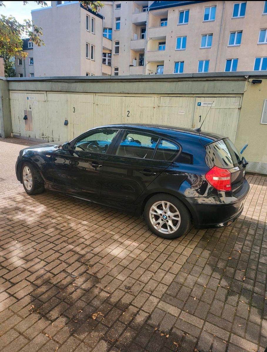 BMW 116 2009 — салон