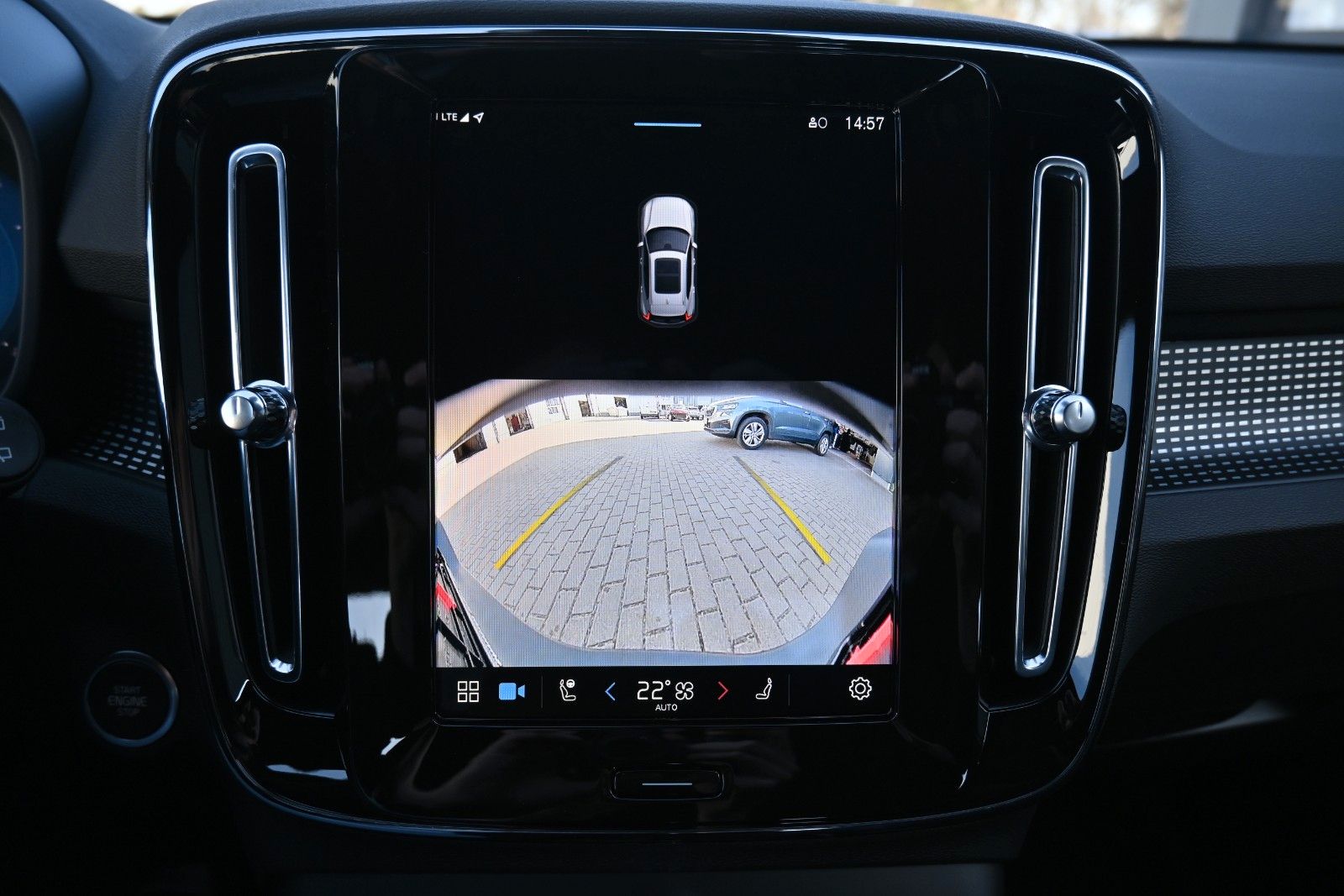 Fahrzeugabbildung Volvo XC40 B3 DKG Plus Dark*FSHZG*RFK*BLIS*ACC