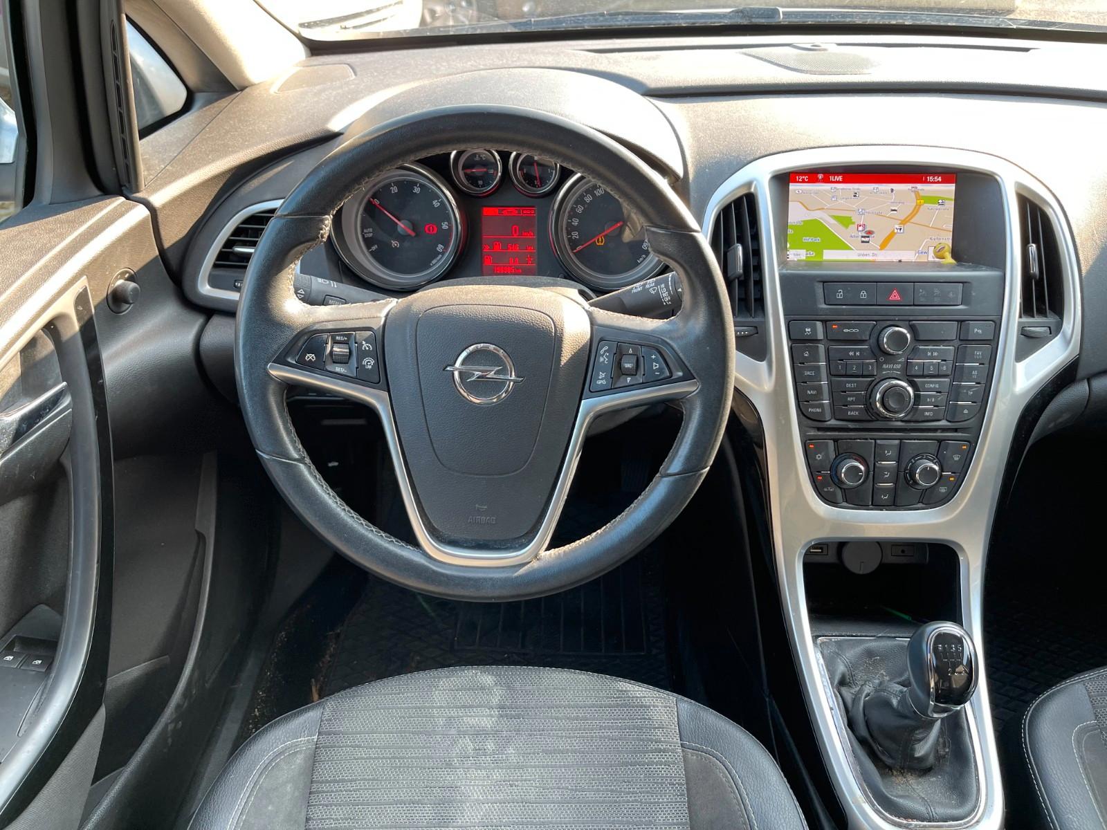 Opel Astra 2015 — rear view