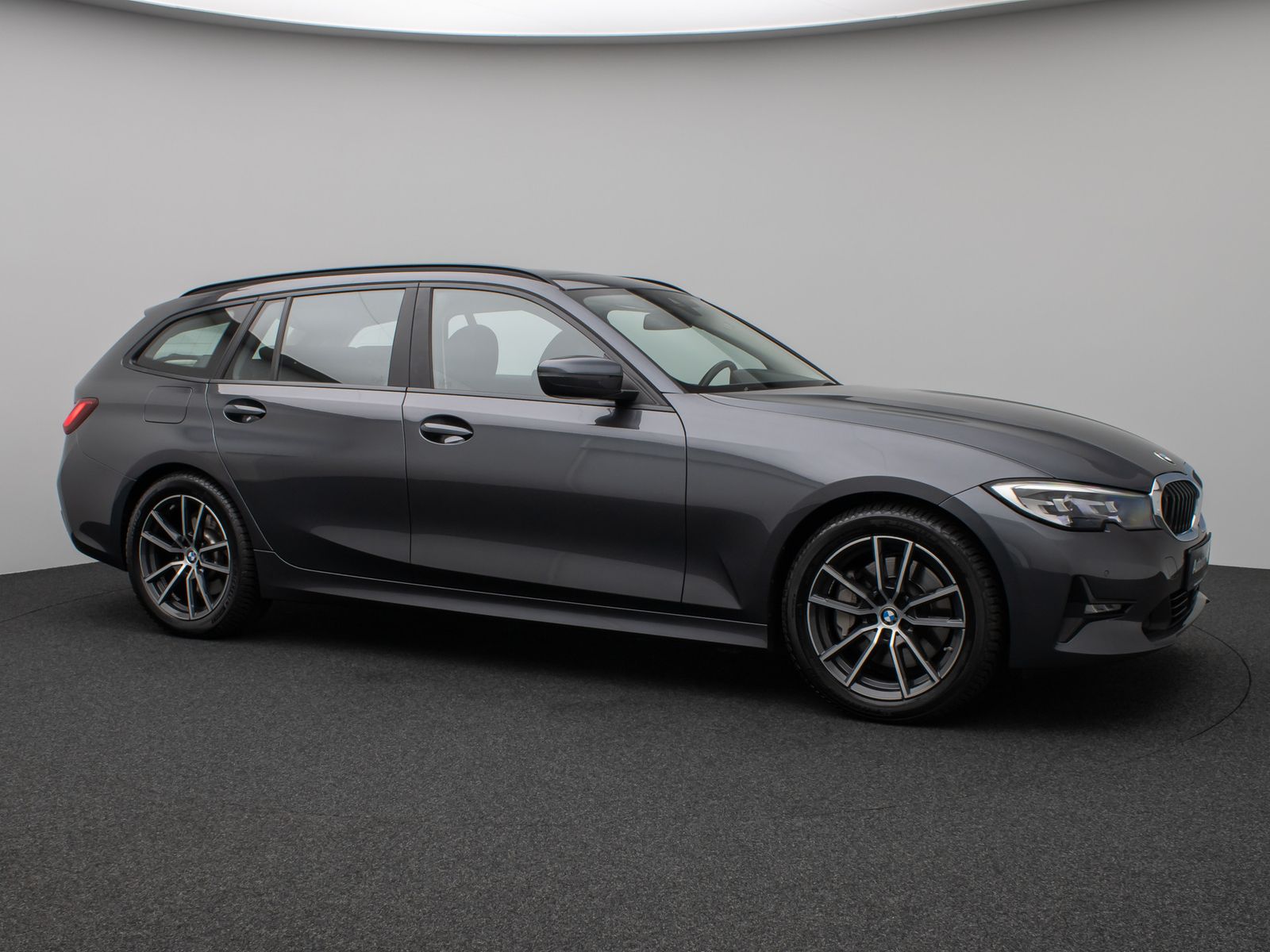 Fahrzeugabbildung BMW 330d xD Panorama DAB HiFi Stop&Go PDC AHK Sport