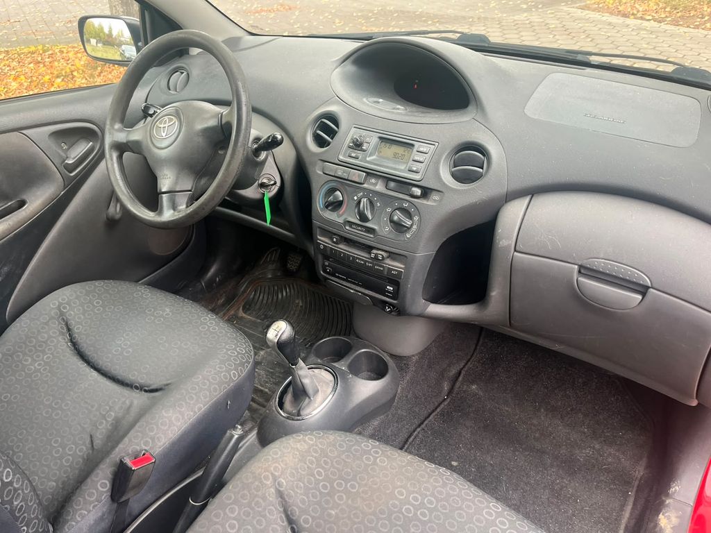 Toyota Yaris 1.0 - Bild 8